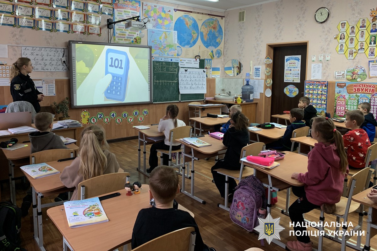 Інспекторка пояснює матерфал школярам