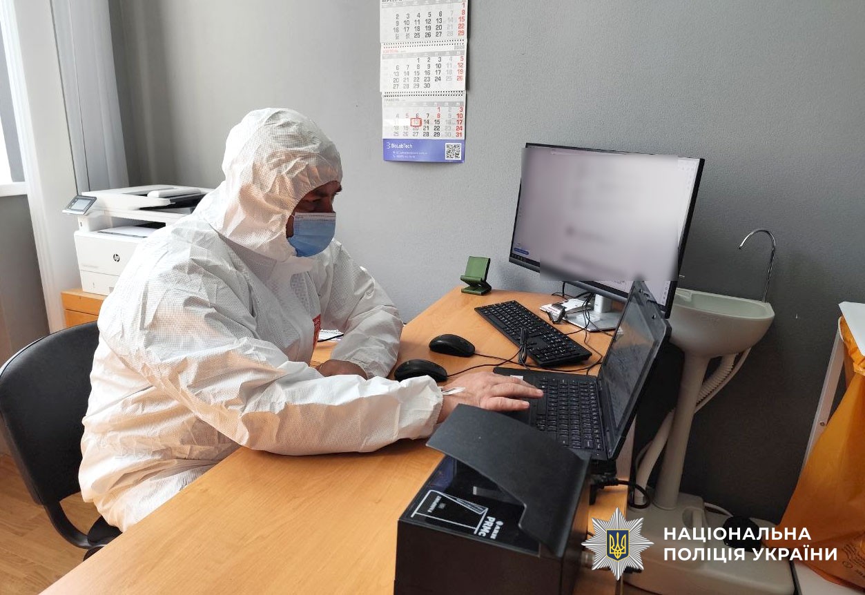 Поліцейський працює на робочому місці