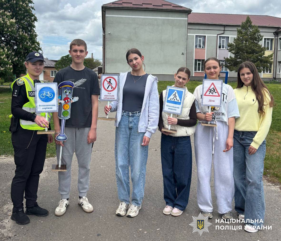 У рамках Тижня безпеки дорожнього руху поліцейські служби освітньої безпеки поліції Полтавщини організували для учнів місцевих шкіл пізнавальні уроки, тематичні вікторини, квести та інтерактивні ігри.