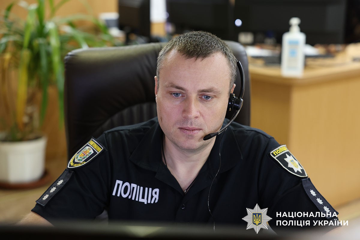 Оператор служби 102 приймає дзвінки від громадян