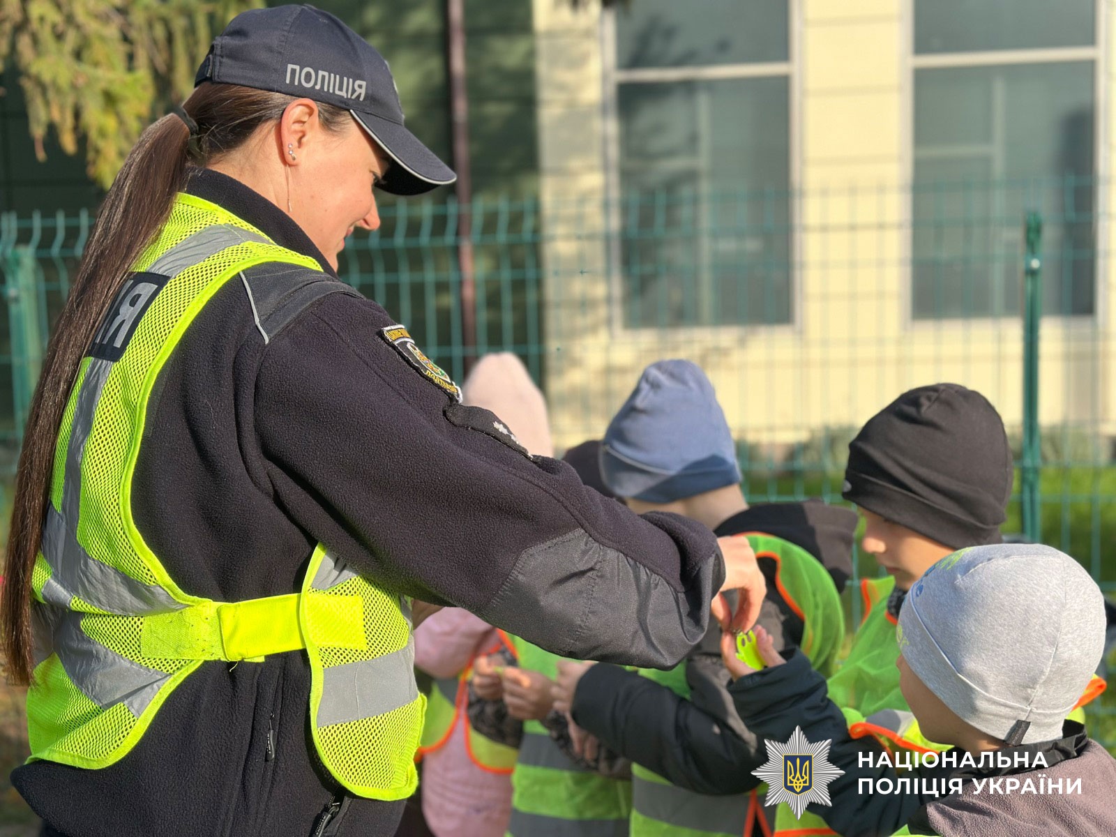 поліцейська проводить урок для дітей