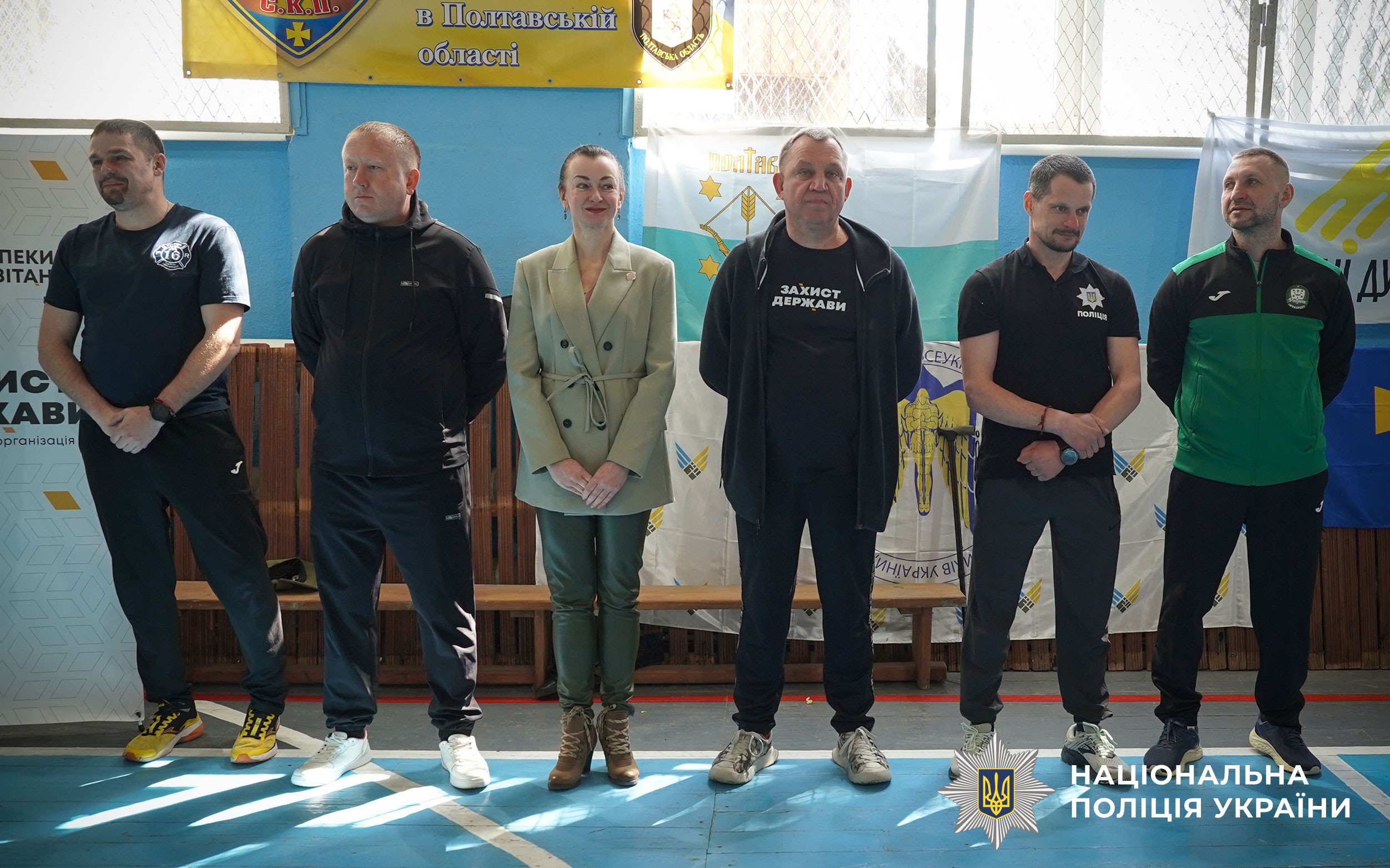 Сила духу в кожній подачі: на Полтавщині поліцейські взяли участь у турнірі з волейболу сидячи серед ветеранів та молоді