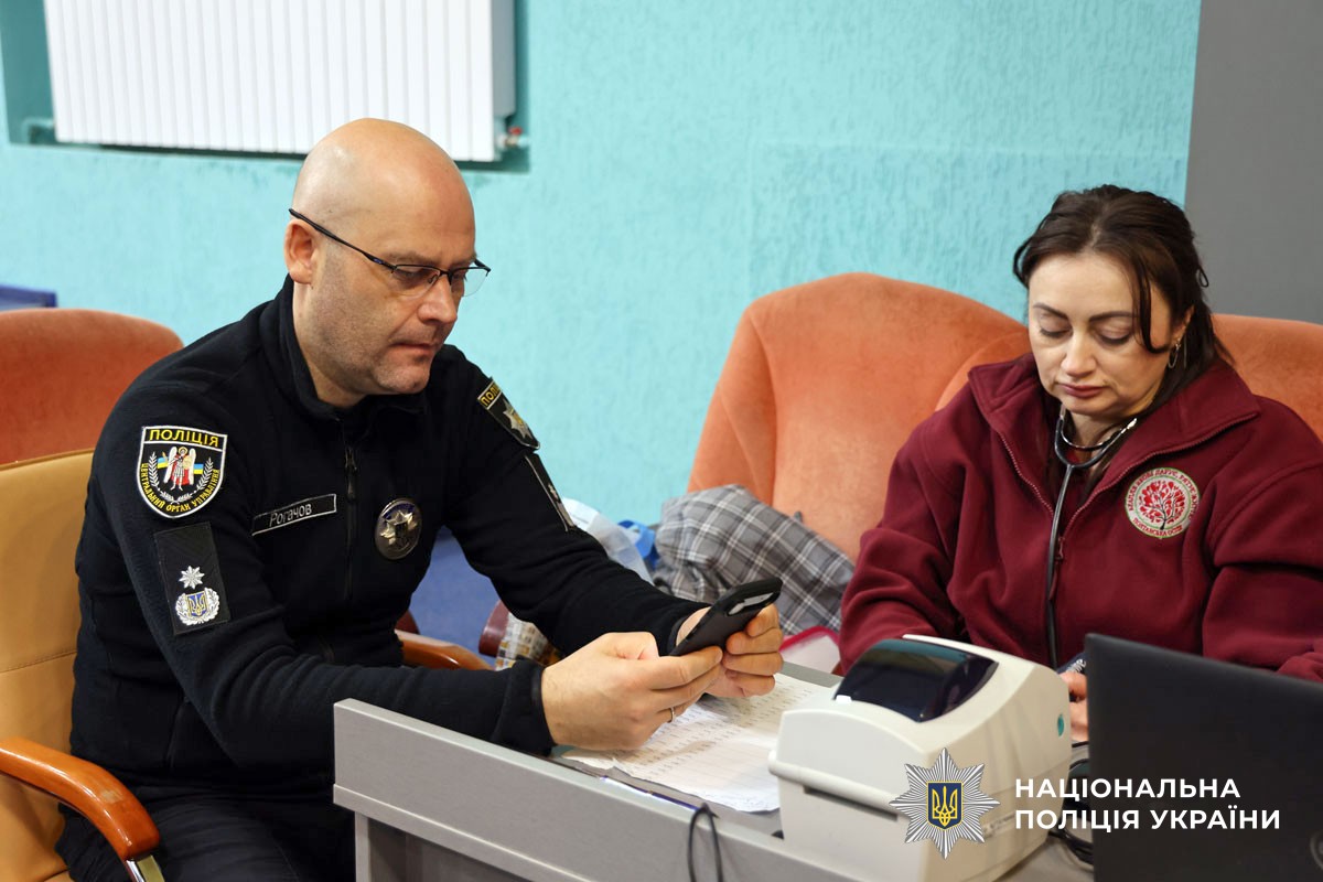 Генерал здає кров