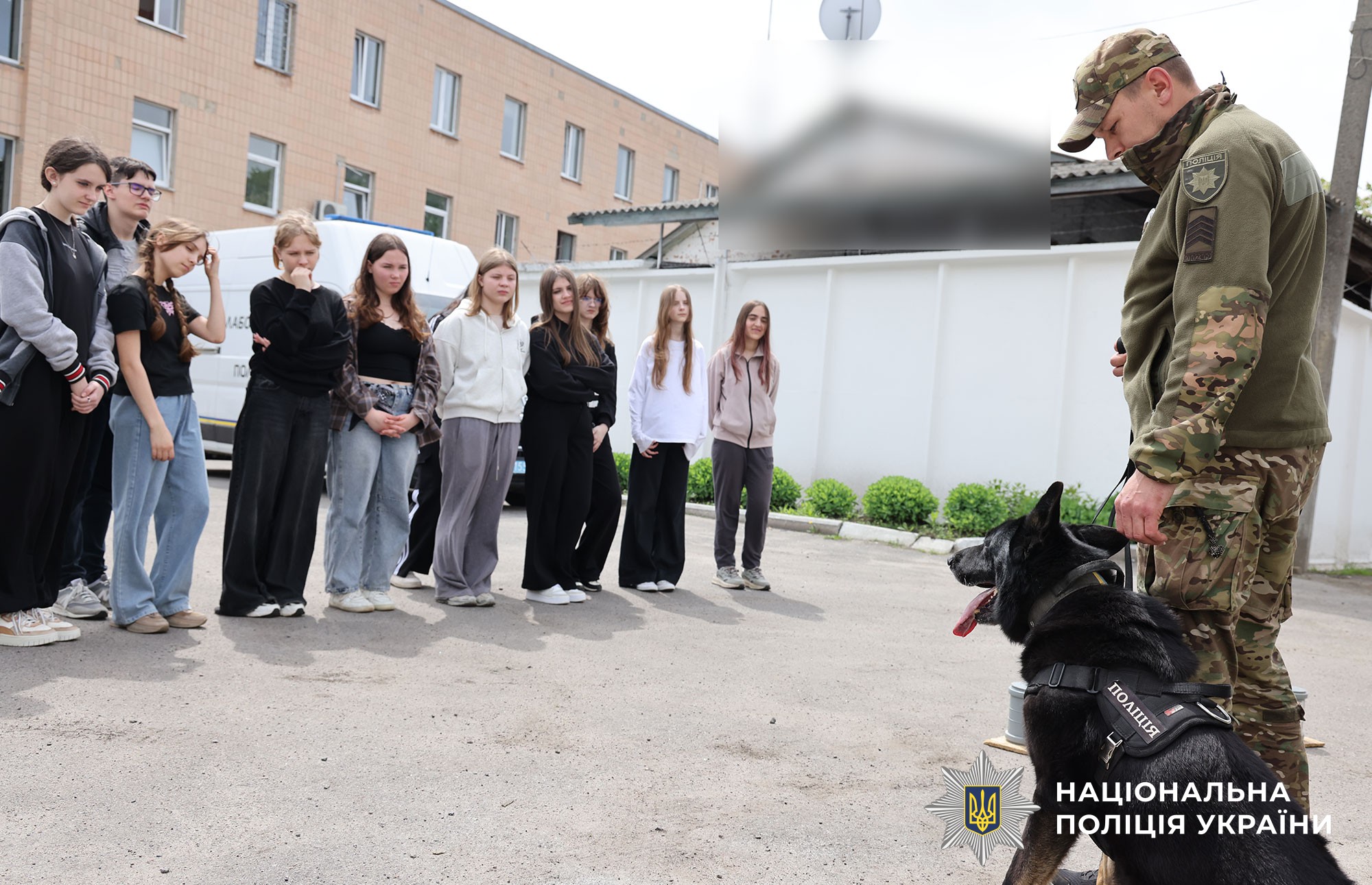 поліцейський знайомить дітей зі своєю професією
