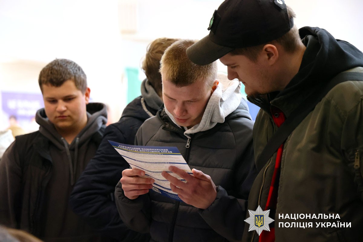 Молодь читає тематичні листівки