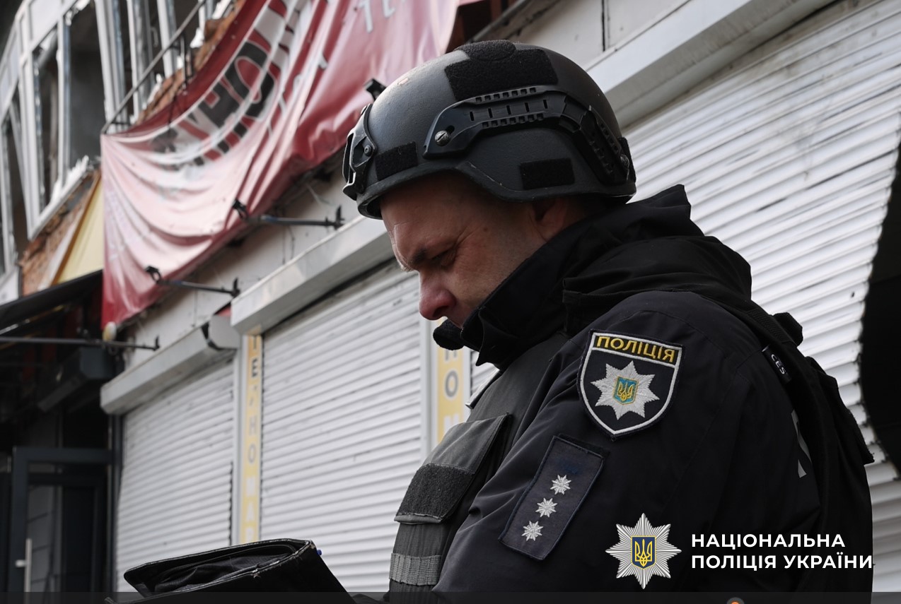 поліцейський працює на місці події