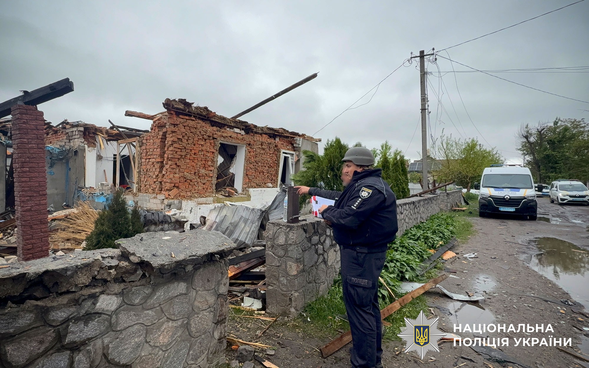 Поліцейські працюють на місці події