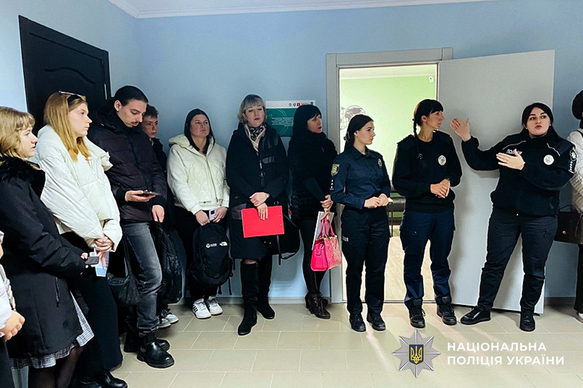 Поліцейські спілкуються із молоддю