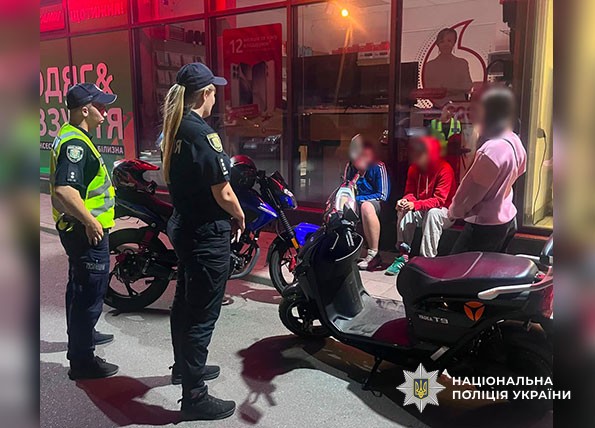 Поліцейські спілкуються з дітьми про безпеку