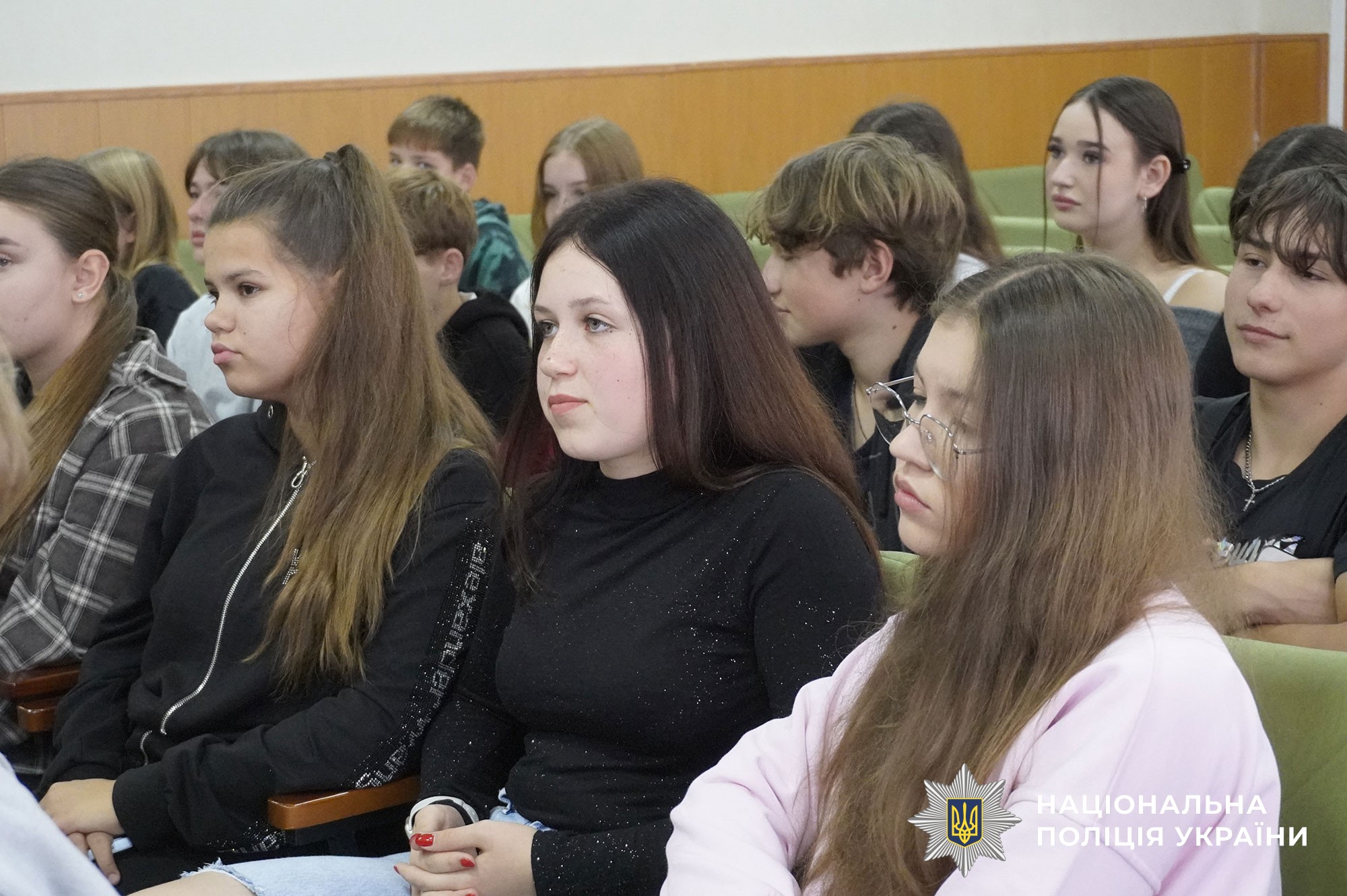 Ліцеїсти під час спілкування з ветераном 