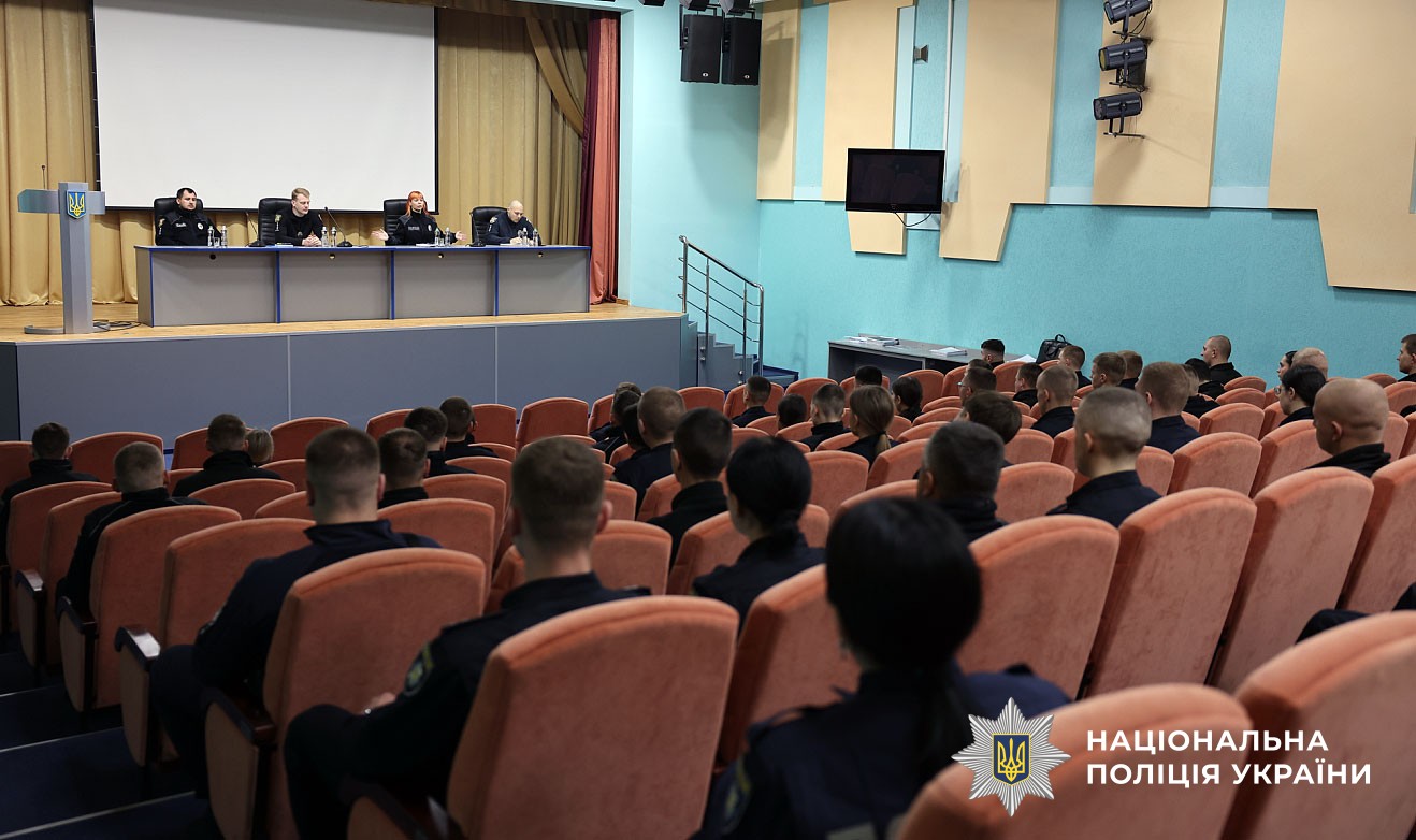 керівнцитво ГУНП спілкується із молодими фахівцями поліції