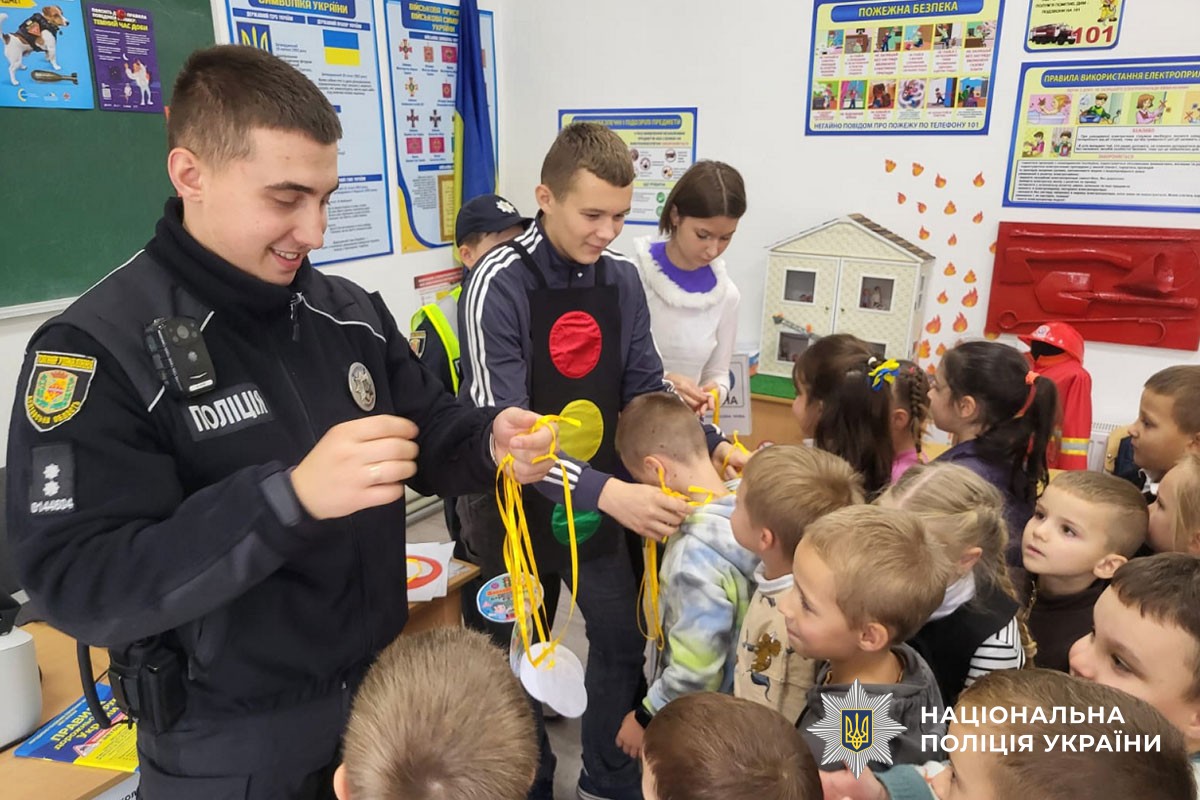 поліцейський проводить урок безпеки для дітей 
