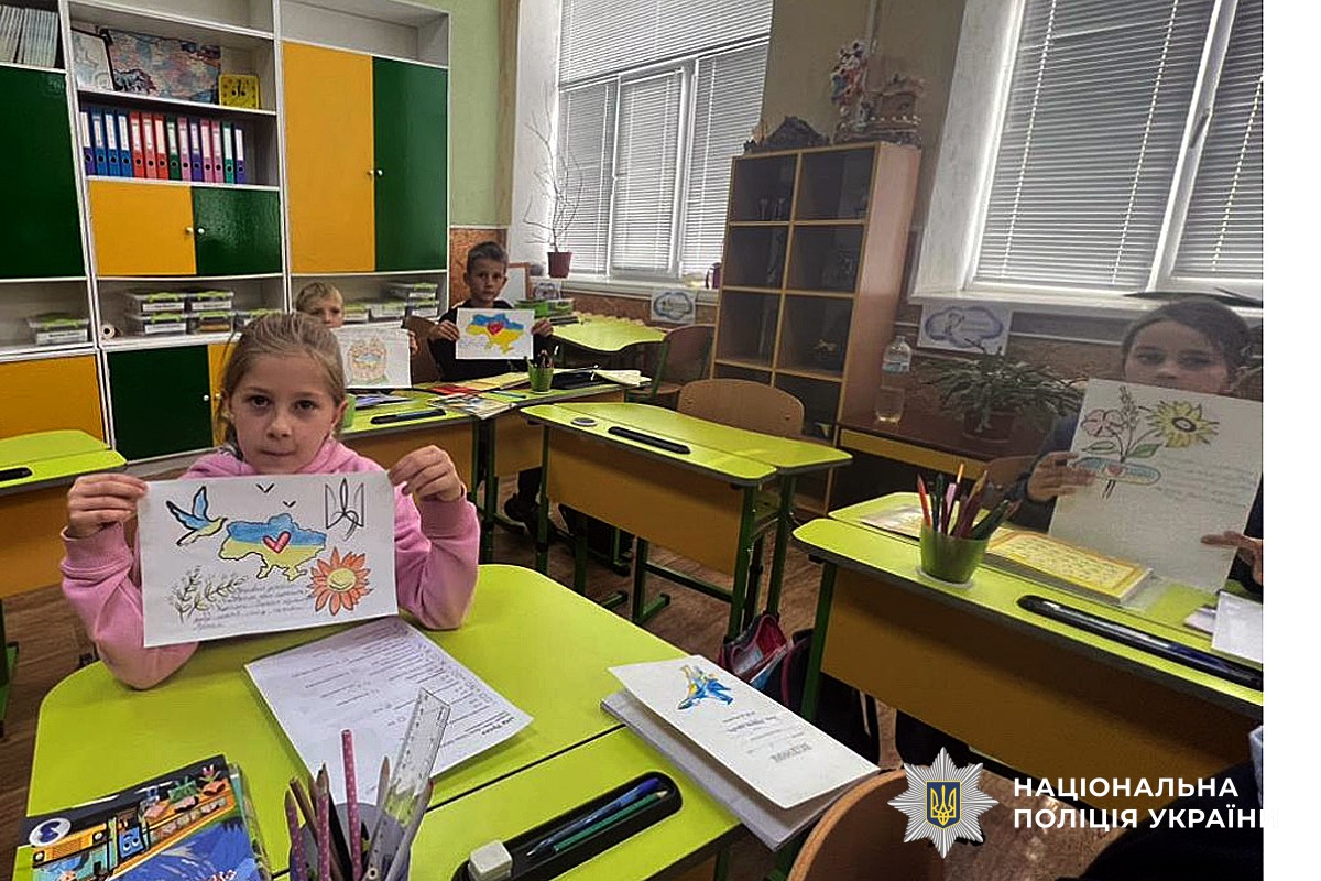 Діти демонструють свої малюнки