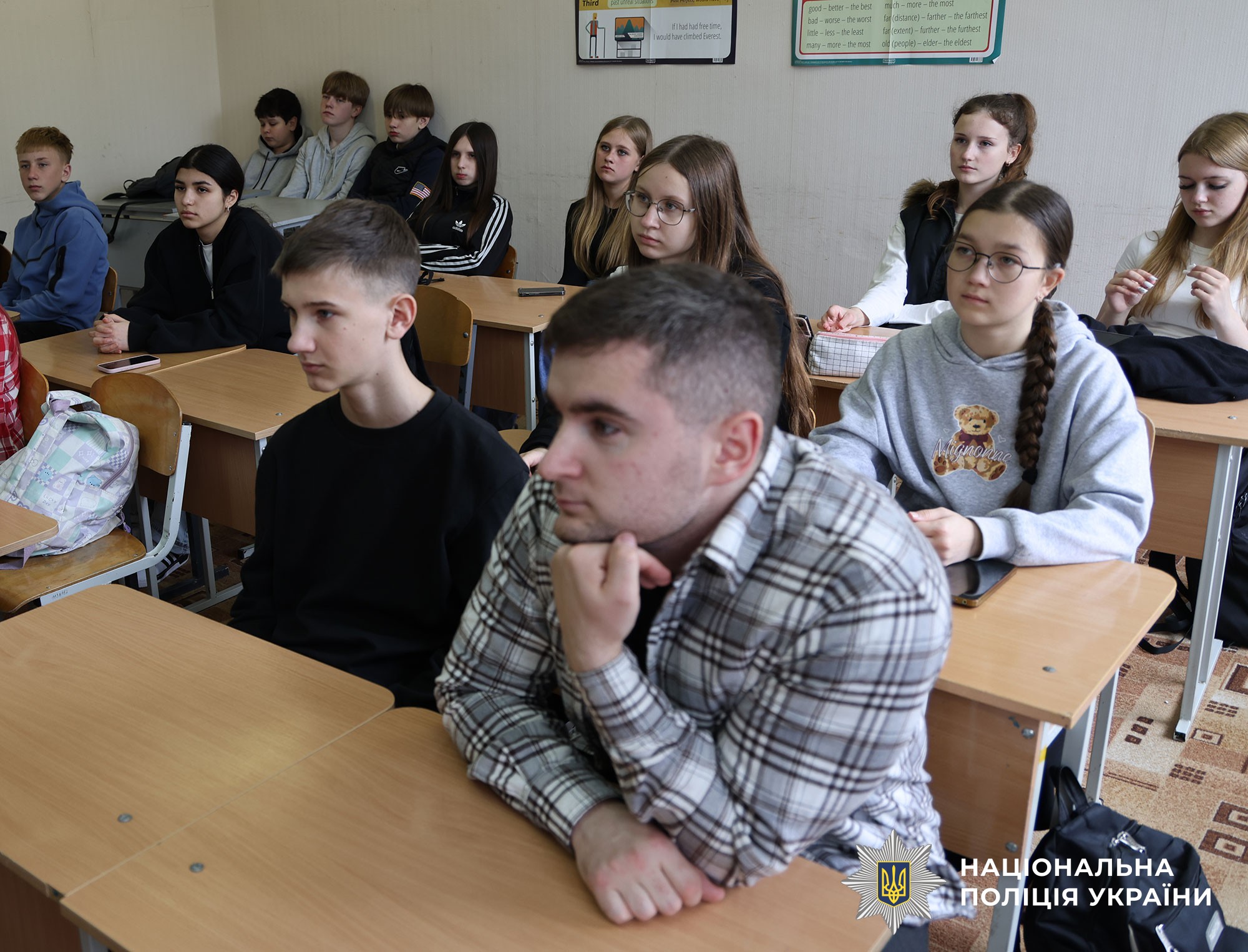 Поліцейські спілкуються з дітьми про безпеку