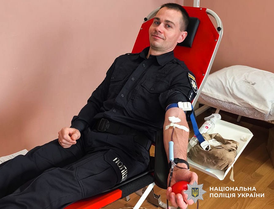 поліцейський здає кров