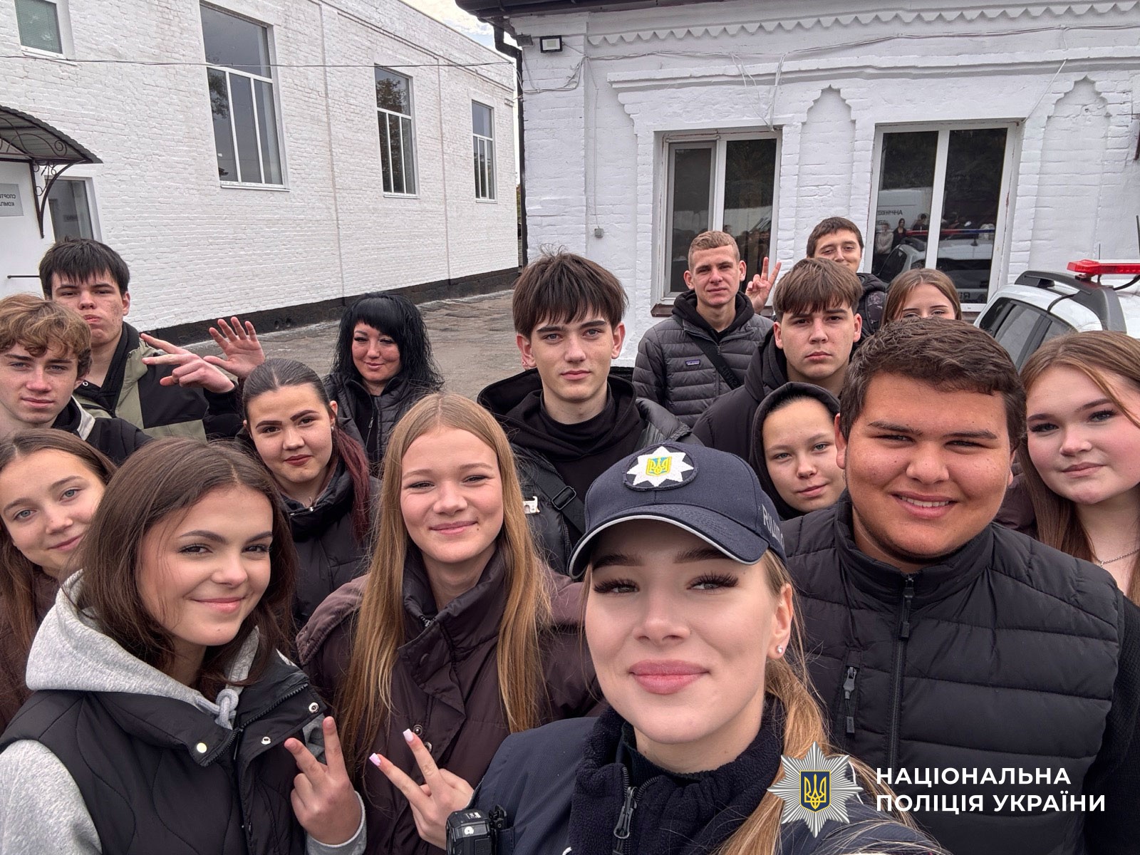 поліцейська з дітьми селфі