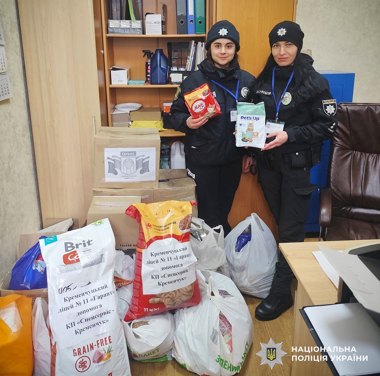 Поліцейські Кременчука разом зі школярами передали допомогу безпритульним тваринам