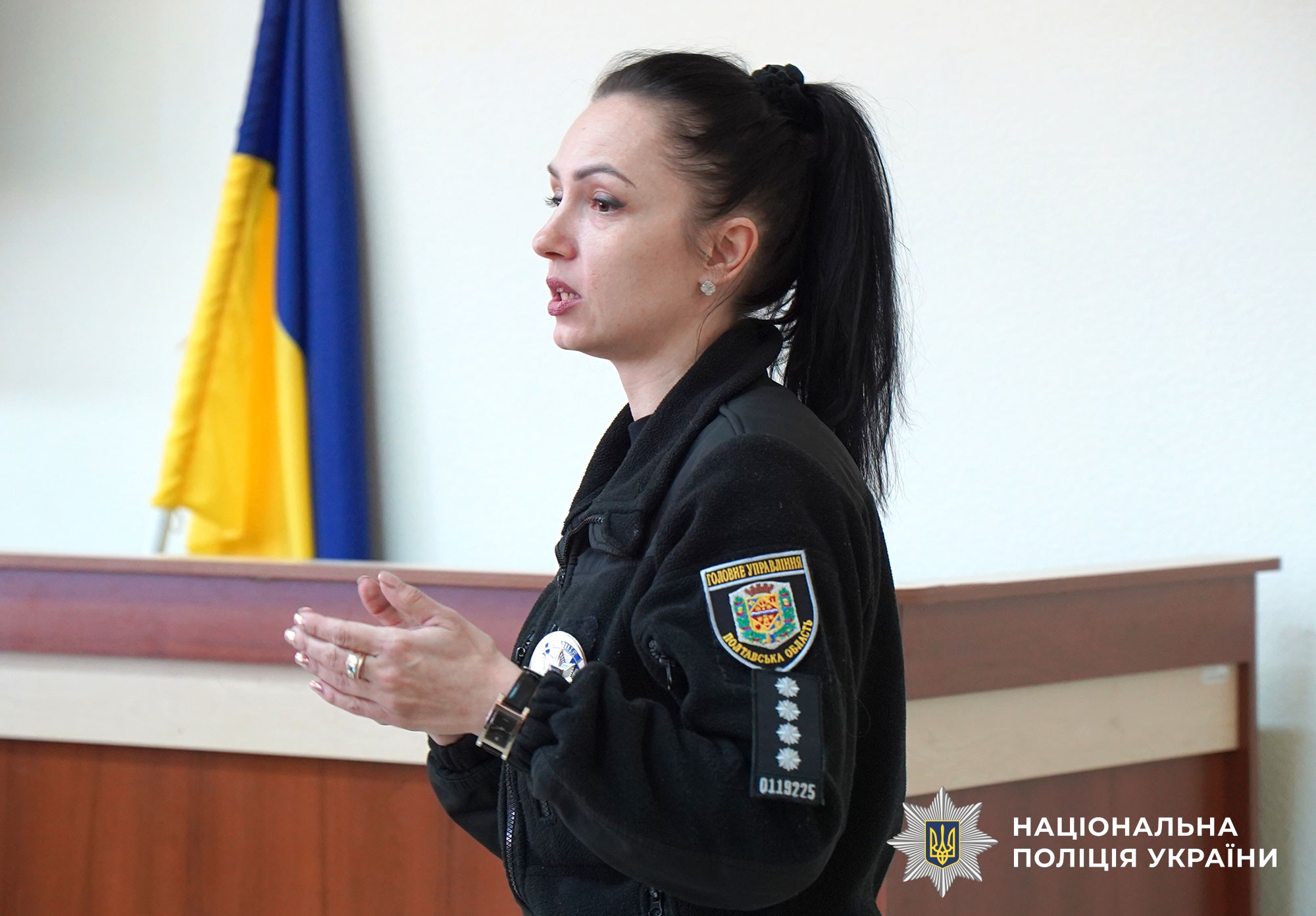 Поліцейська розповідає студентам про дотримання прав людини 