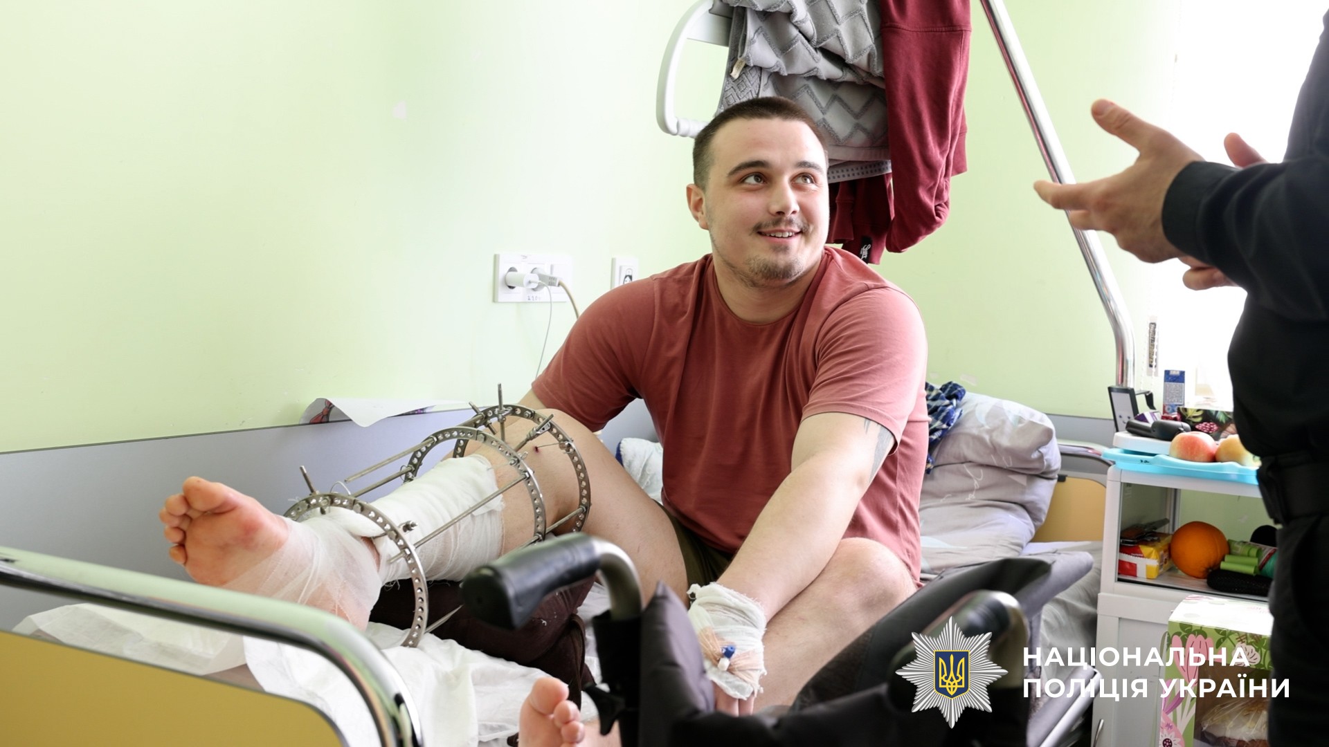 Євген Рогачов спілкується з пораненими бійцями