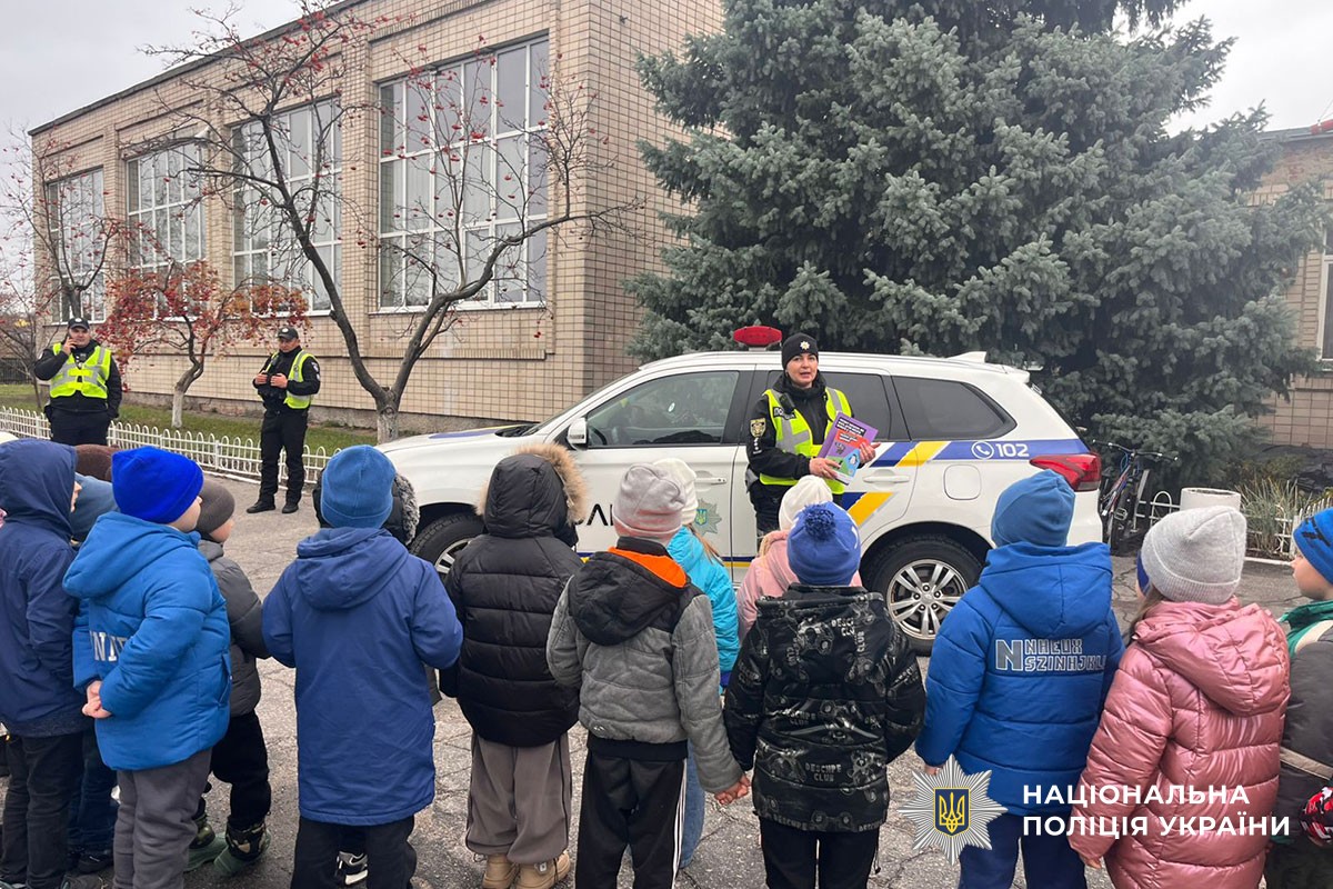 Поліцейська проводить урок з безпеки дорожнього руху для дітей