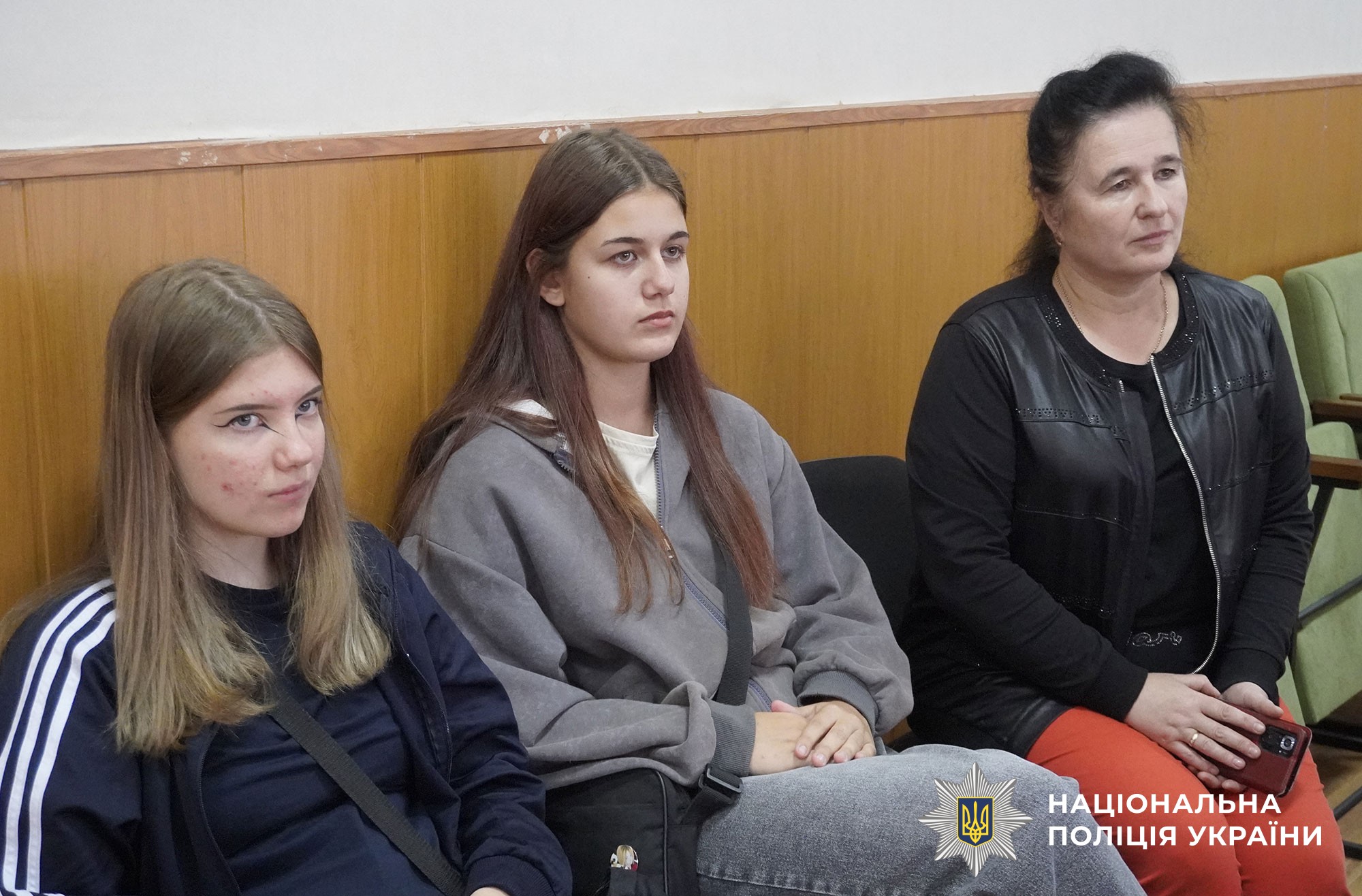 Ліцеїсти та Наталія Драч під час спілкування з ветераном 
