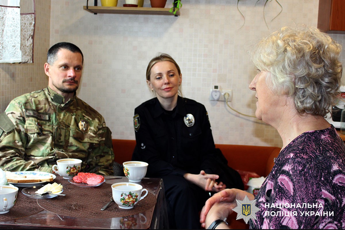 поліцейські спілкуються з родинами 