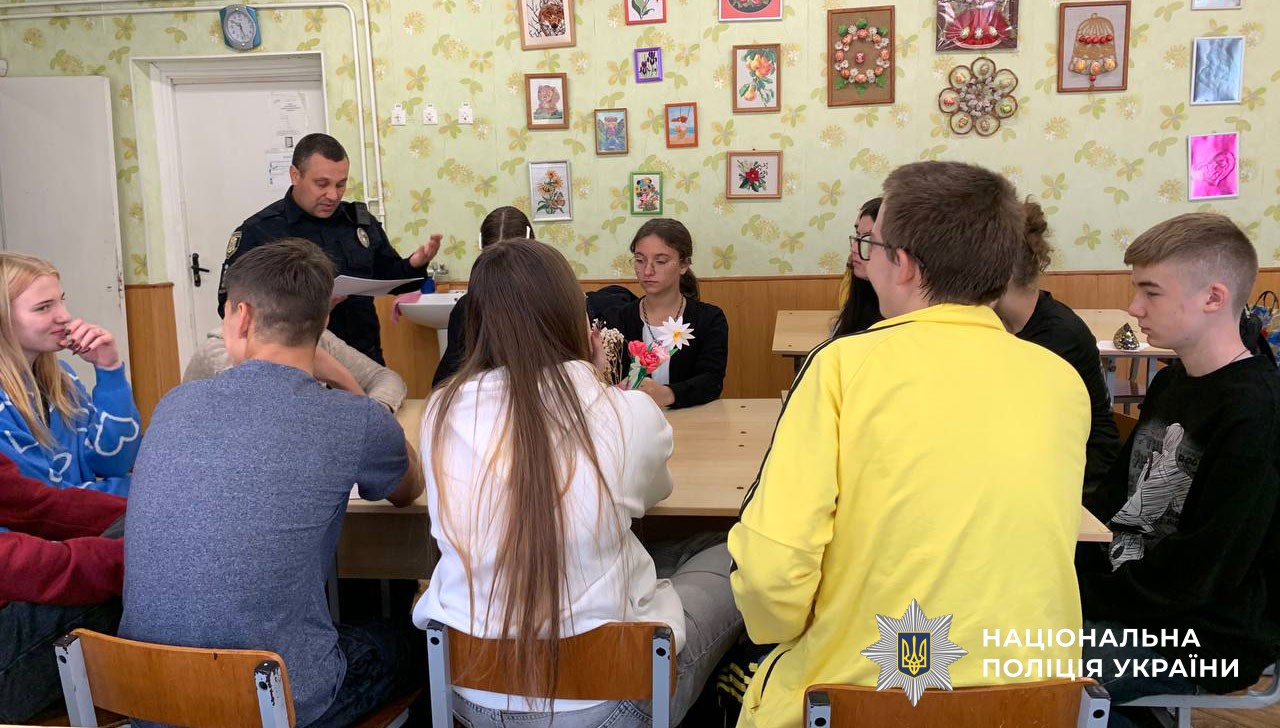 Офіцер безпеки проводить урок з безбарєрності 