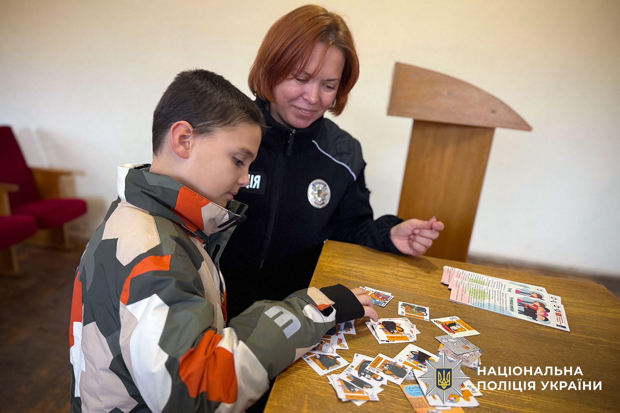 психологиня працює з дітьми