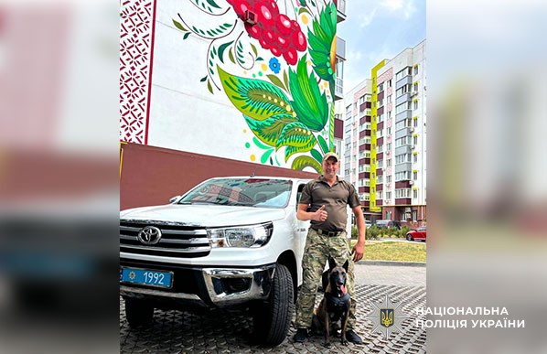 Службова собака Еліс та кінолог Сергій Кузьменко