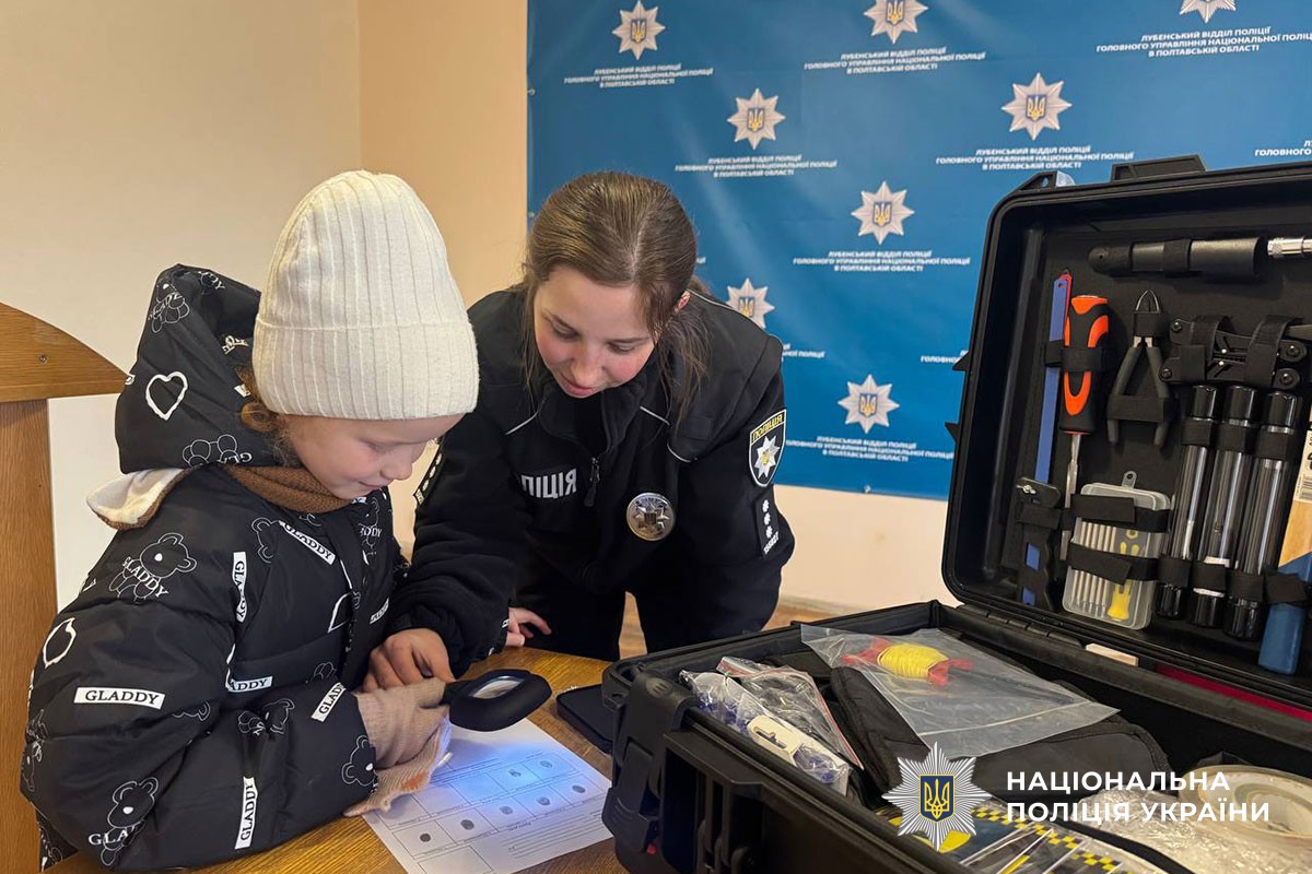 Другокласники Лубенської гімназії імені Героя України Віри Роїк завітали до Лубенського райвідділу поліції, де для них провели пізнавальну інтерактивну екскурсію. 