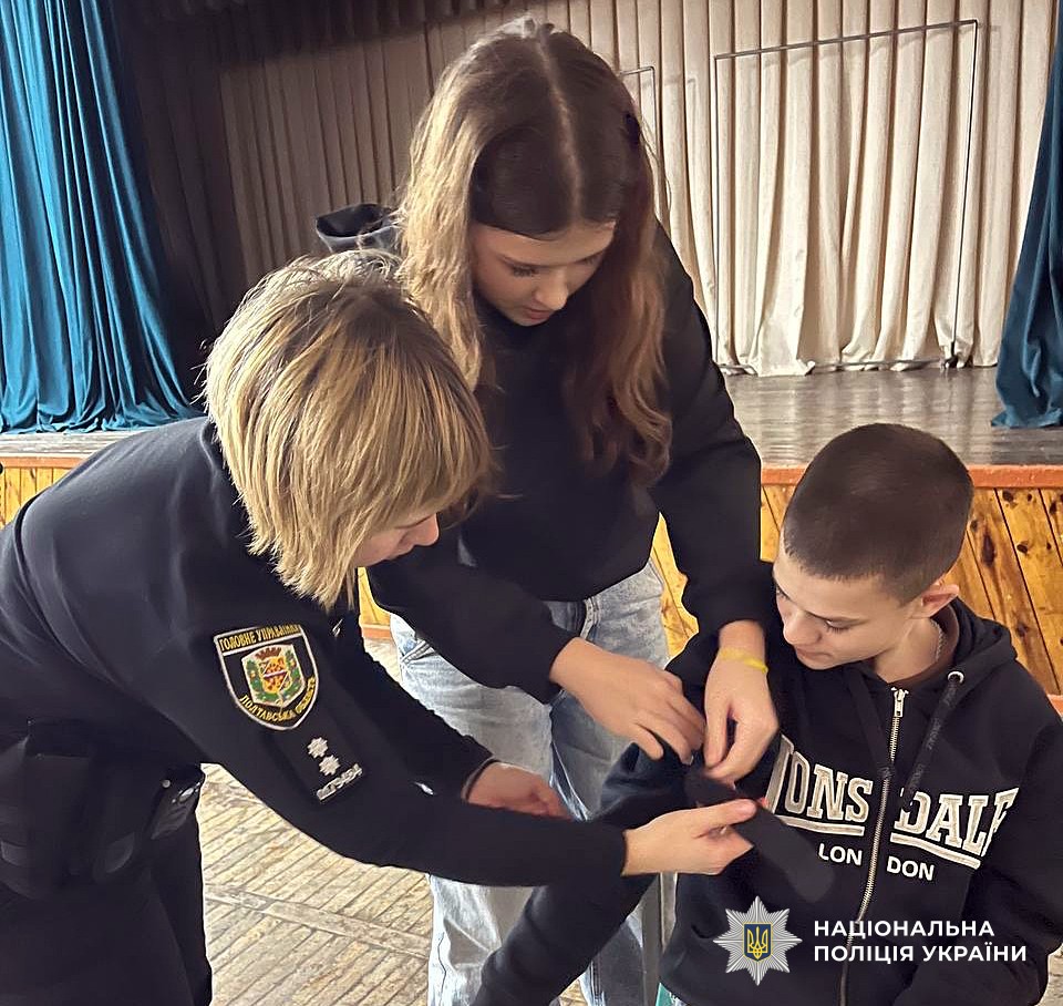 Поліцейська спілкується із учнями