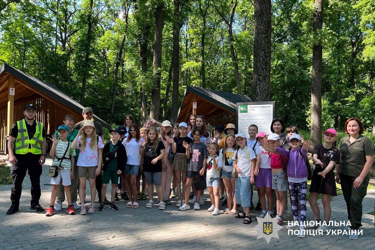 Безпечне літо для дітей: поліцейські Полтавщини проводять профілактичні заняття у пришкільних таборах