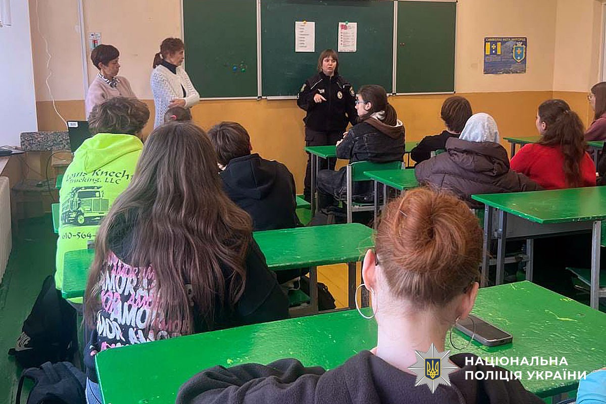 Підозрілі пропозиції в мережі: поліцейські Миргородщини застерігають підлітків від вербування