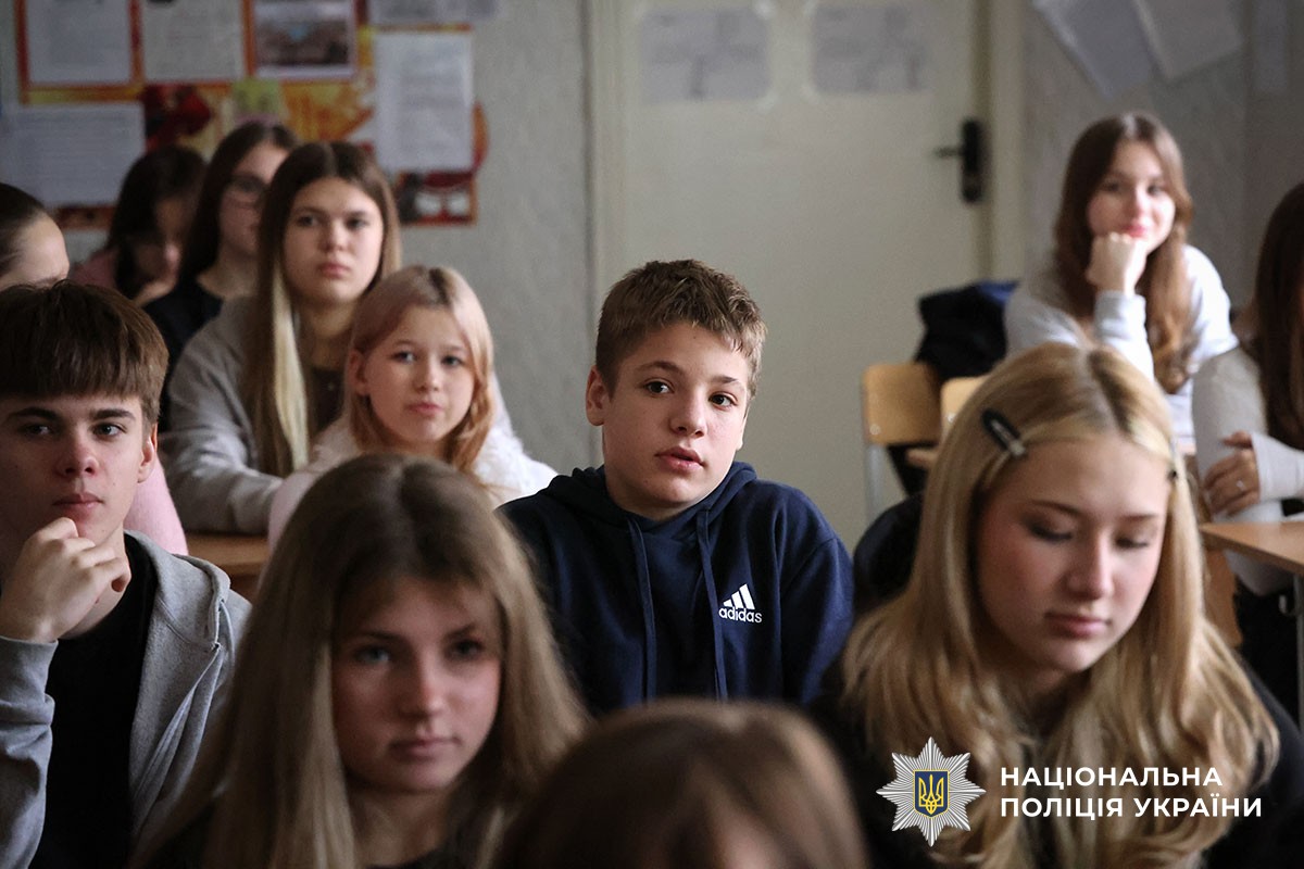 Діти слухають на лекції