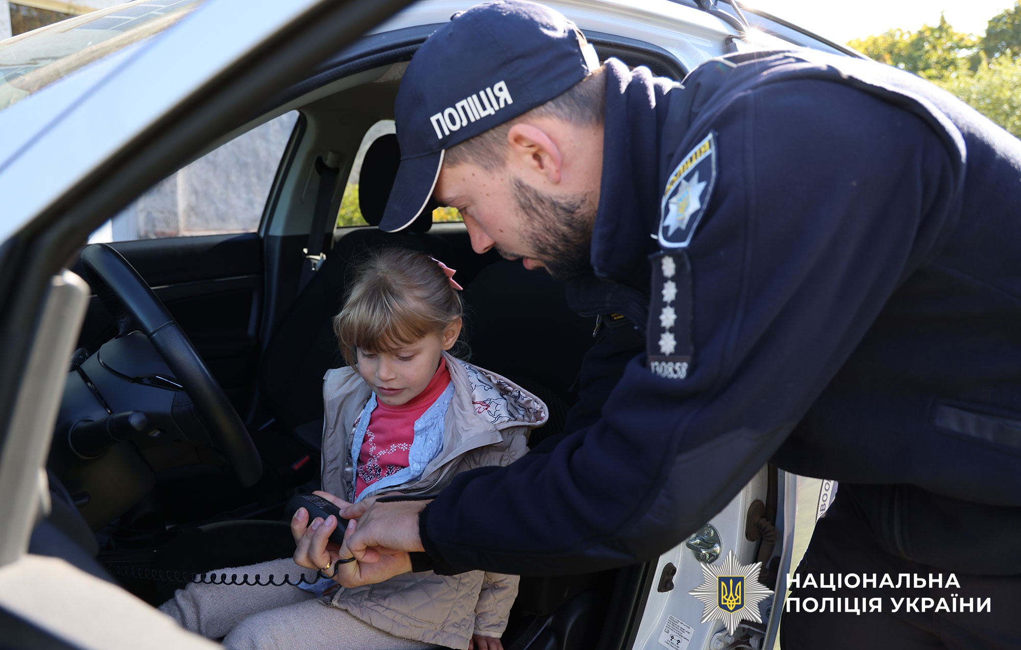 діти знайомляться зі службовим авто
