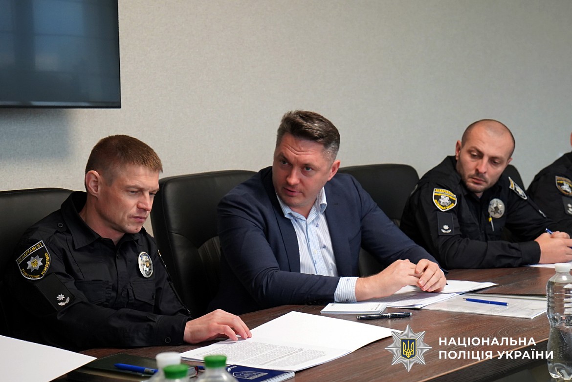 На фото зліва направо: представник УСР, адвокат, працівник УПО