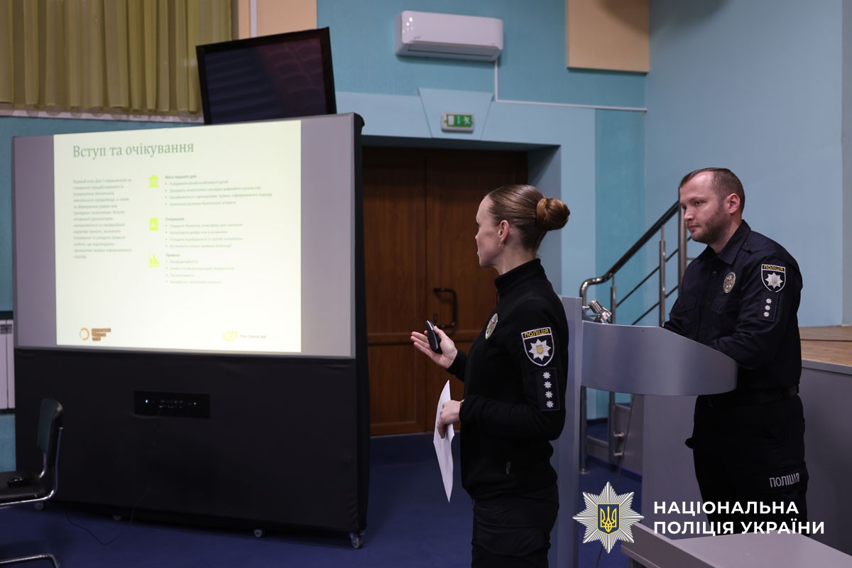 Поліцейські під час тренінгу 