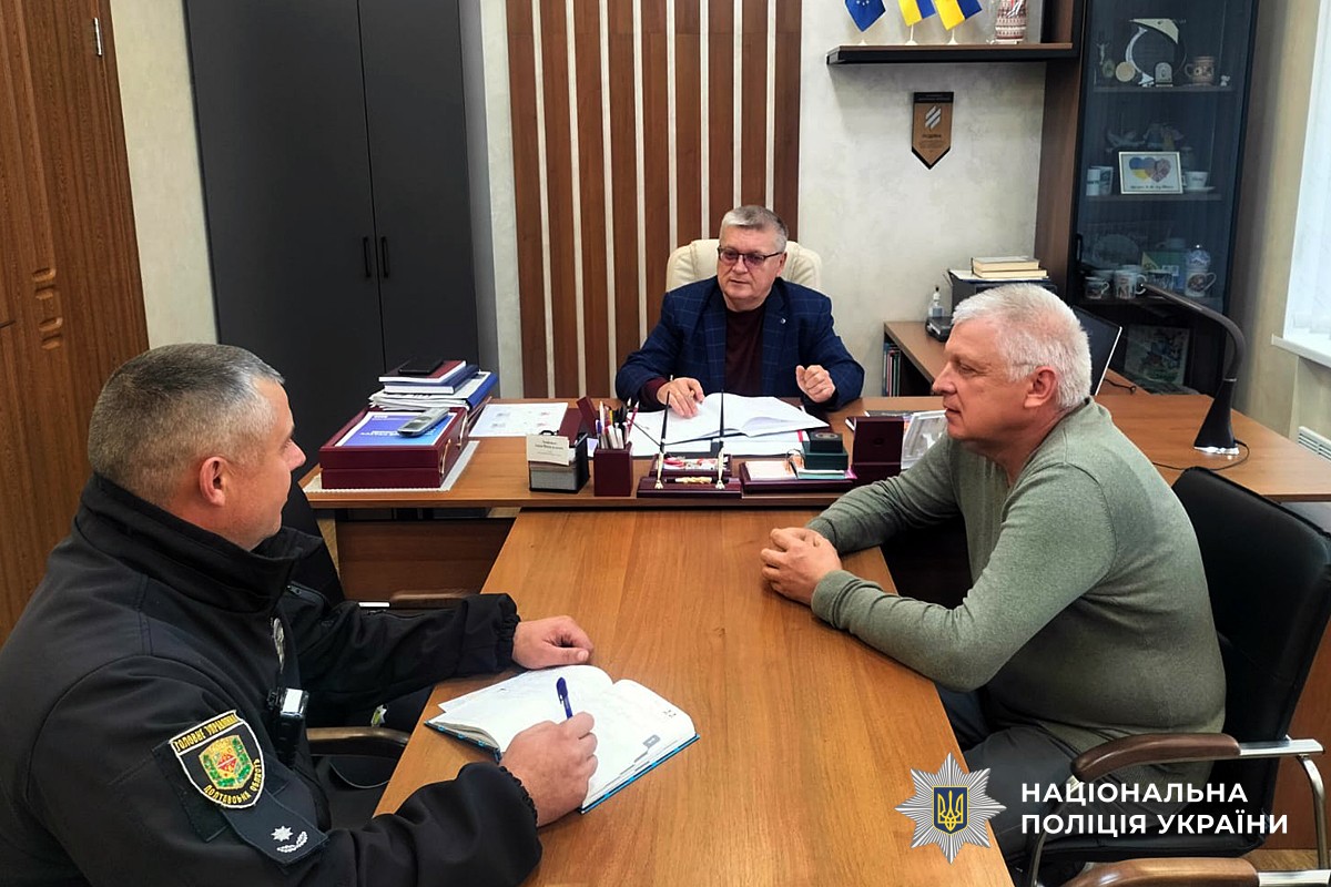 Представники місцевого самоврядування та поліцейські обговрюють план дій у разі надзвичайних ситуацій
