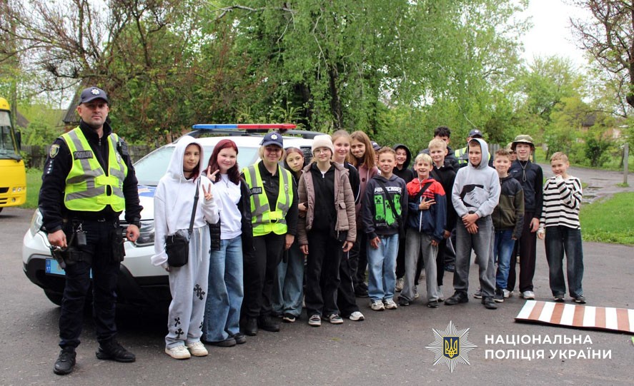 Поліцейські Миргородщини навчали школярів правил безпечної поведінки на дорозі