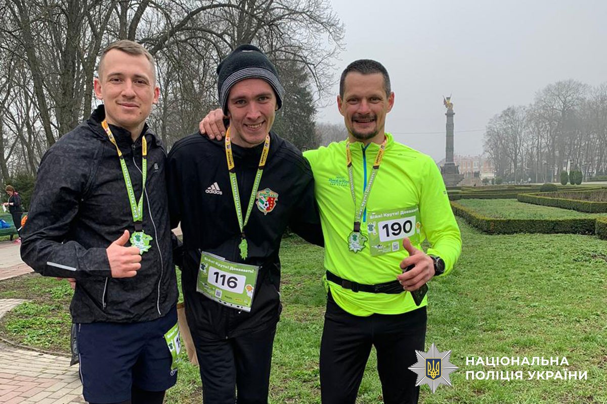 Михайло Главатських з друзями під час забігу у Полтаві