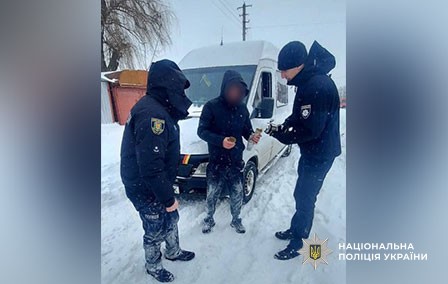 Поліцейські допомагають водіям на дорозі