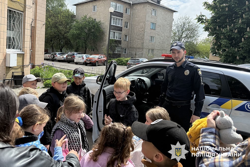 Поліцейські спілкуються з дітьми про безпеку