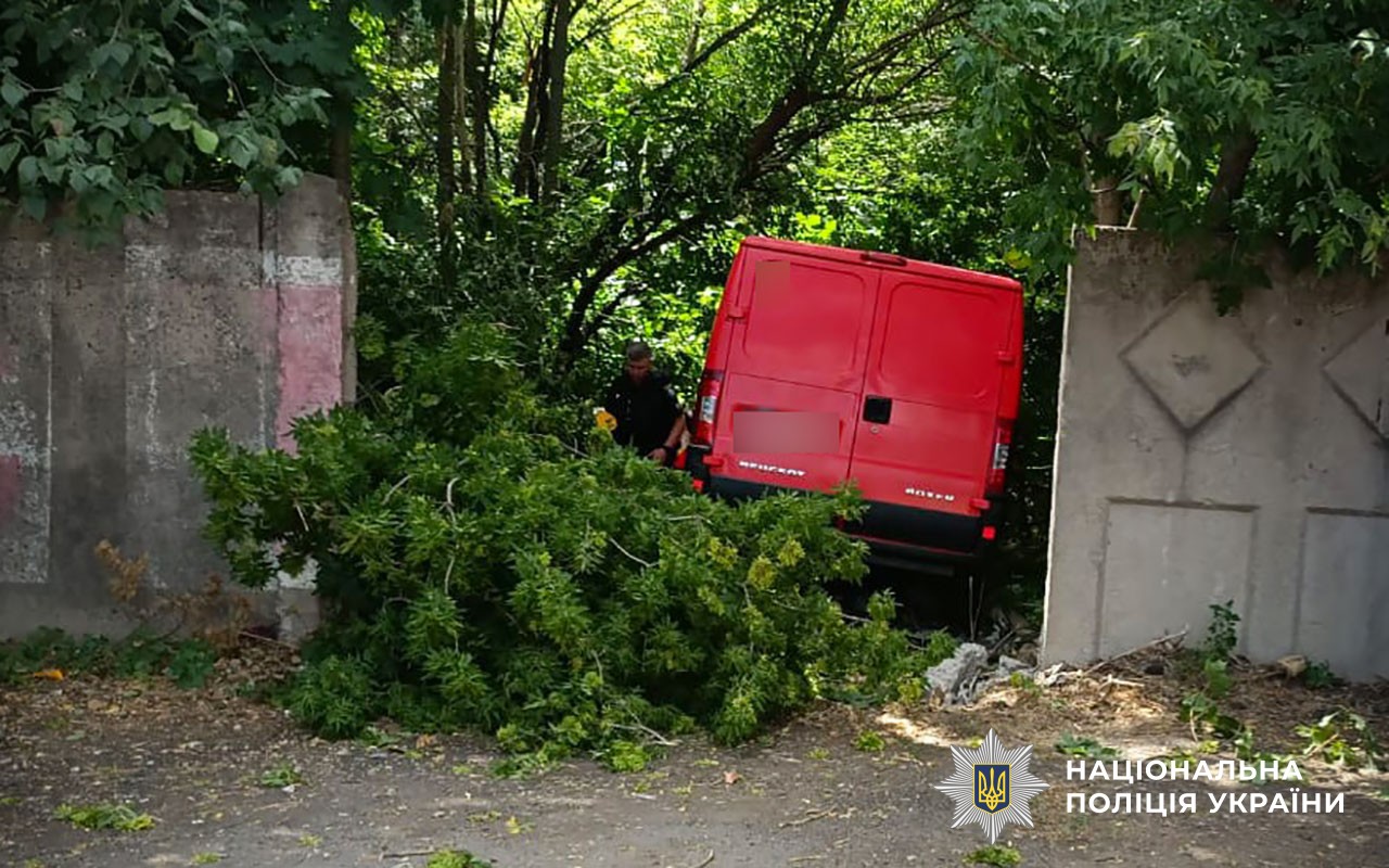 Автомобіль, що зіткнувся з бетонним парканом