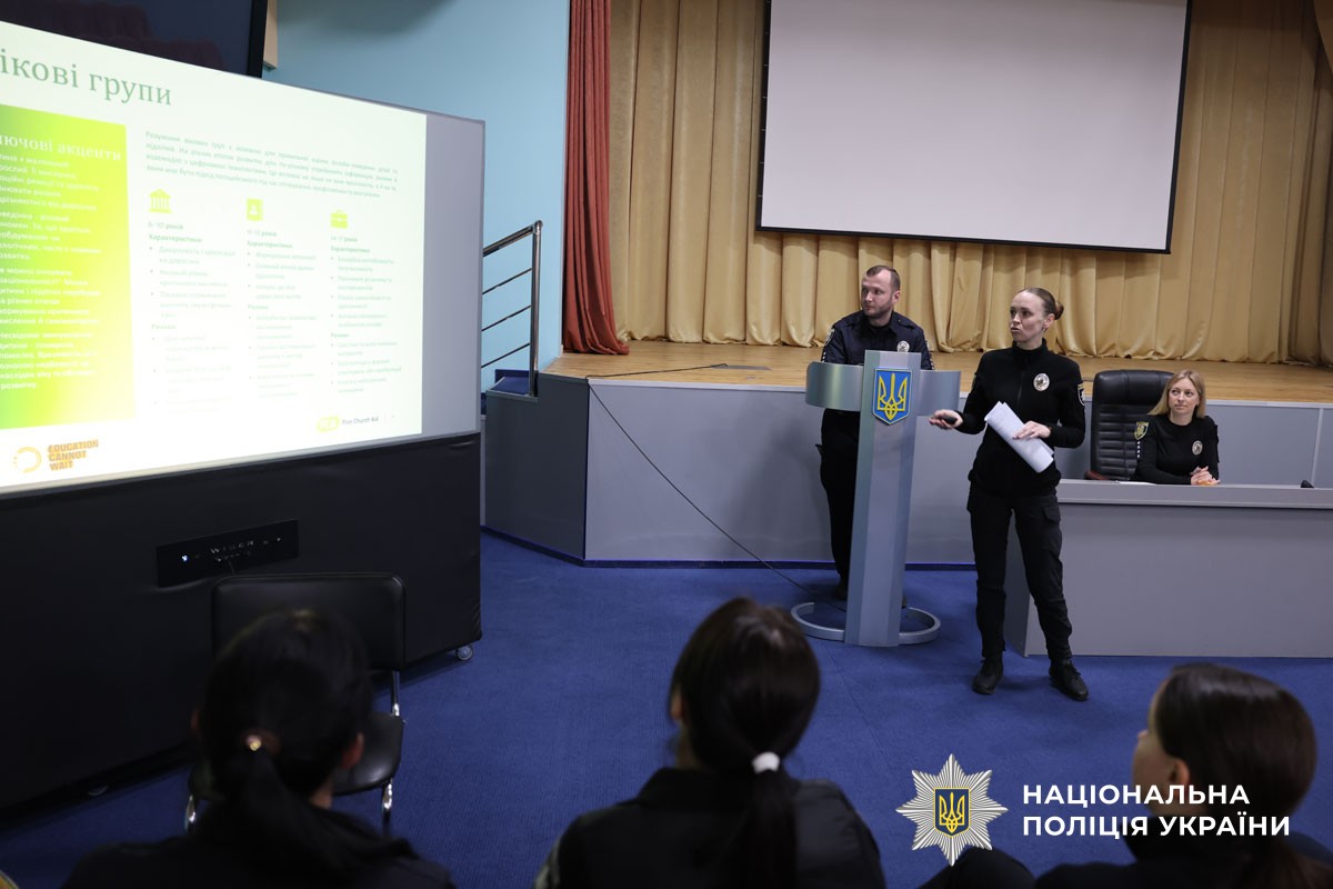 Поліцейські під час тренінгу 