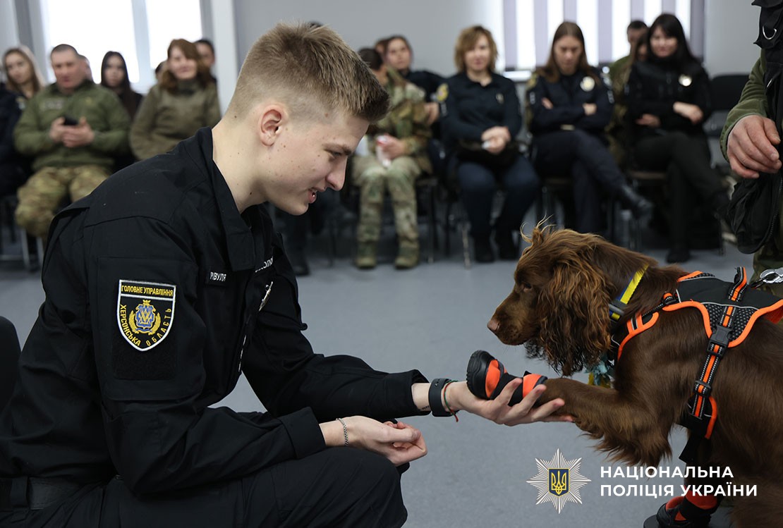 поліцейські вчаться методиці каністерапії