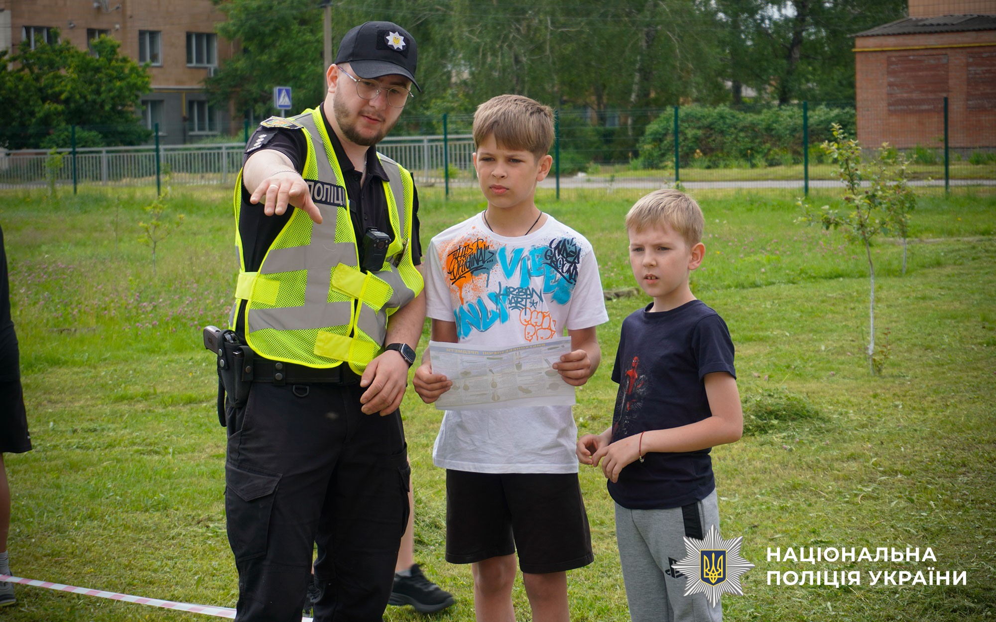 Безпека на вулицях та дорогах: на Полтавщині поліцейський нагадав дітям правила мінної безпеки та дорожнього руху