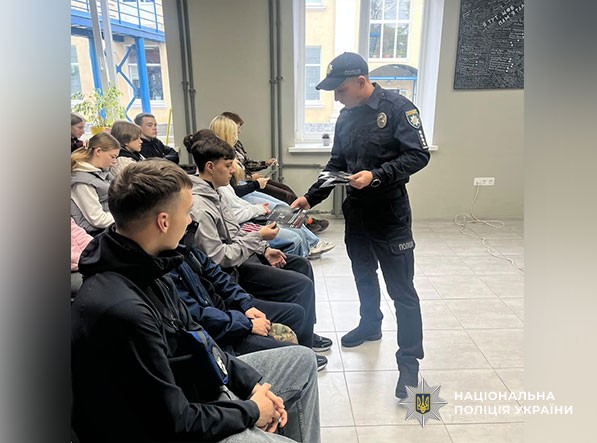 поліцейська проводить зустріч для старшокласників