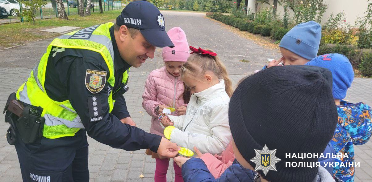 поліцейський роздає дітям флікери