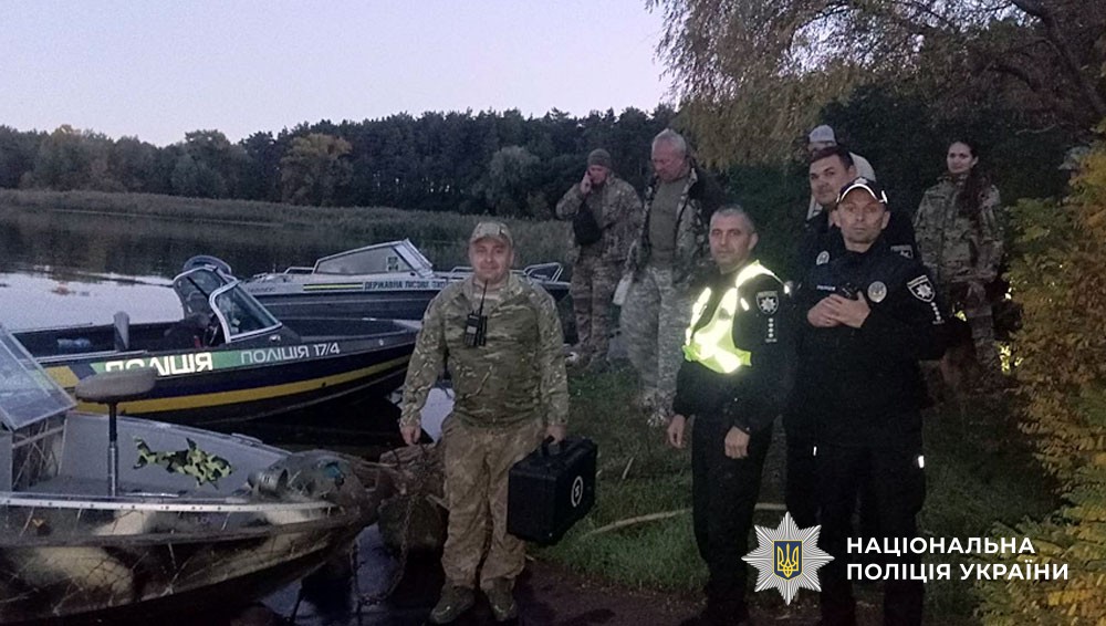 Поліцейські на човнах розшукують людину