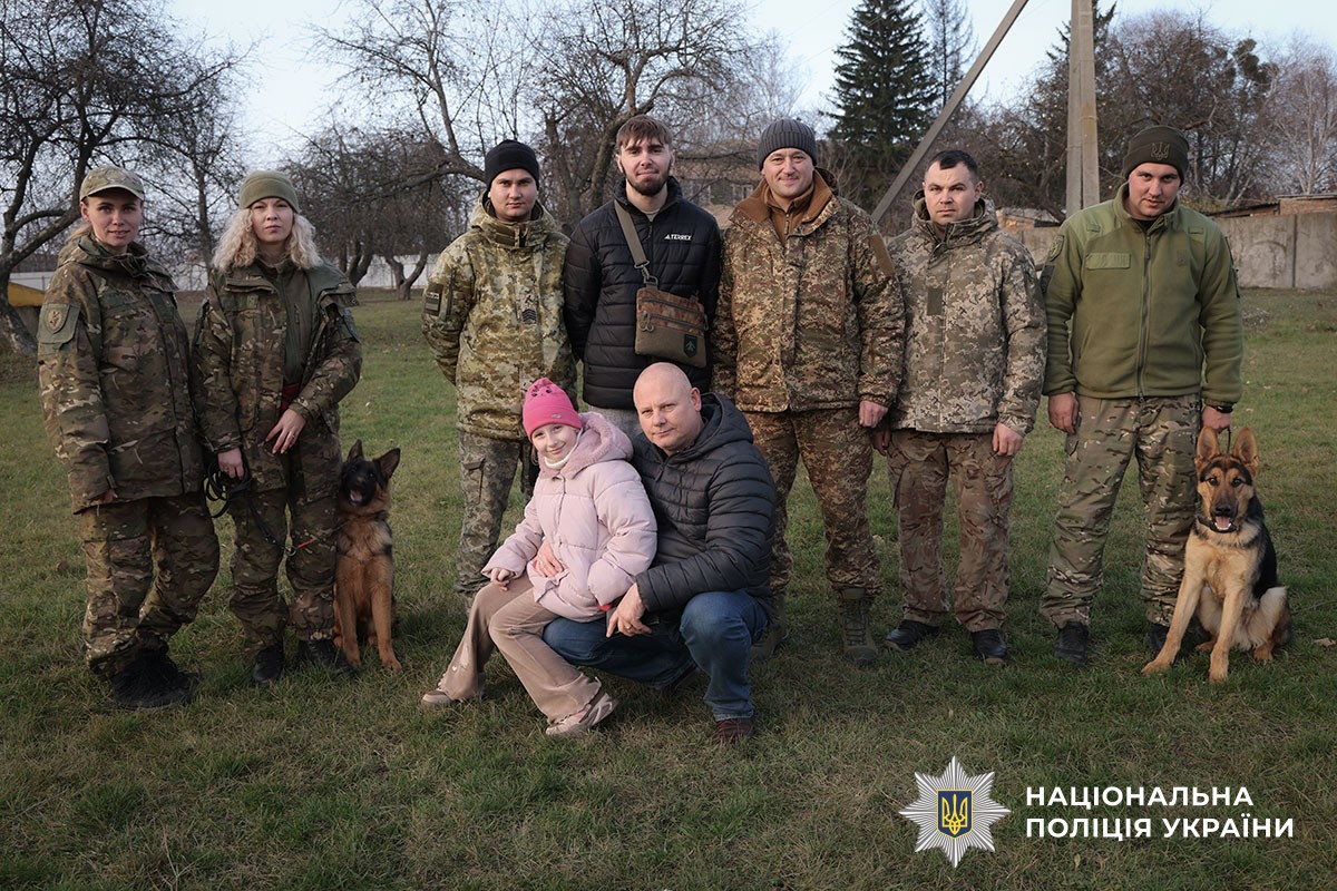 Прикордонники на каністерапії у кінологів поліції